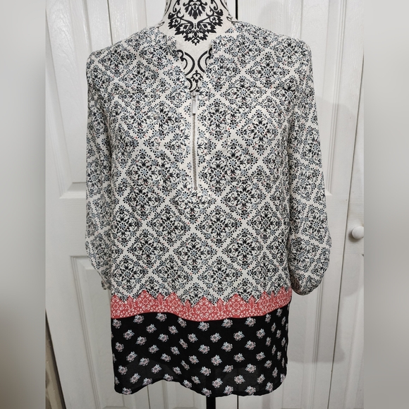 Maurices Floral Print 3/4 Roll Tab Sleeves 1/4 Zip Front V-Neck Top - Picture 1 of 13